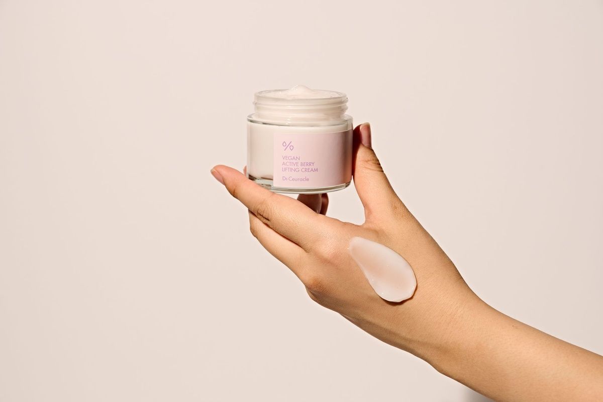 Ліфтинг крем-гель з ресвератролом та екстрактом журавлини Dr.Ceuracle Vegan Active Berry Lifting Cream, 75g MC - 022075 фото