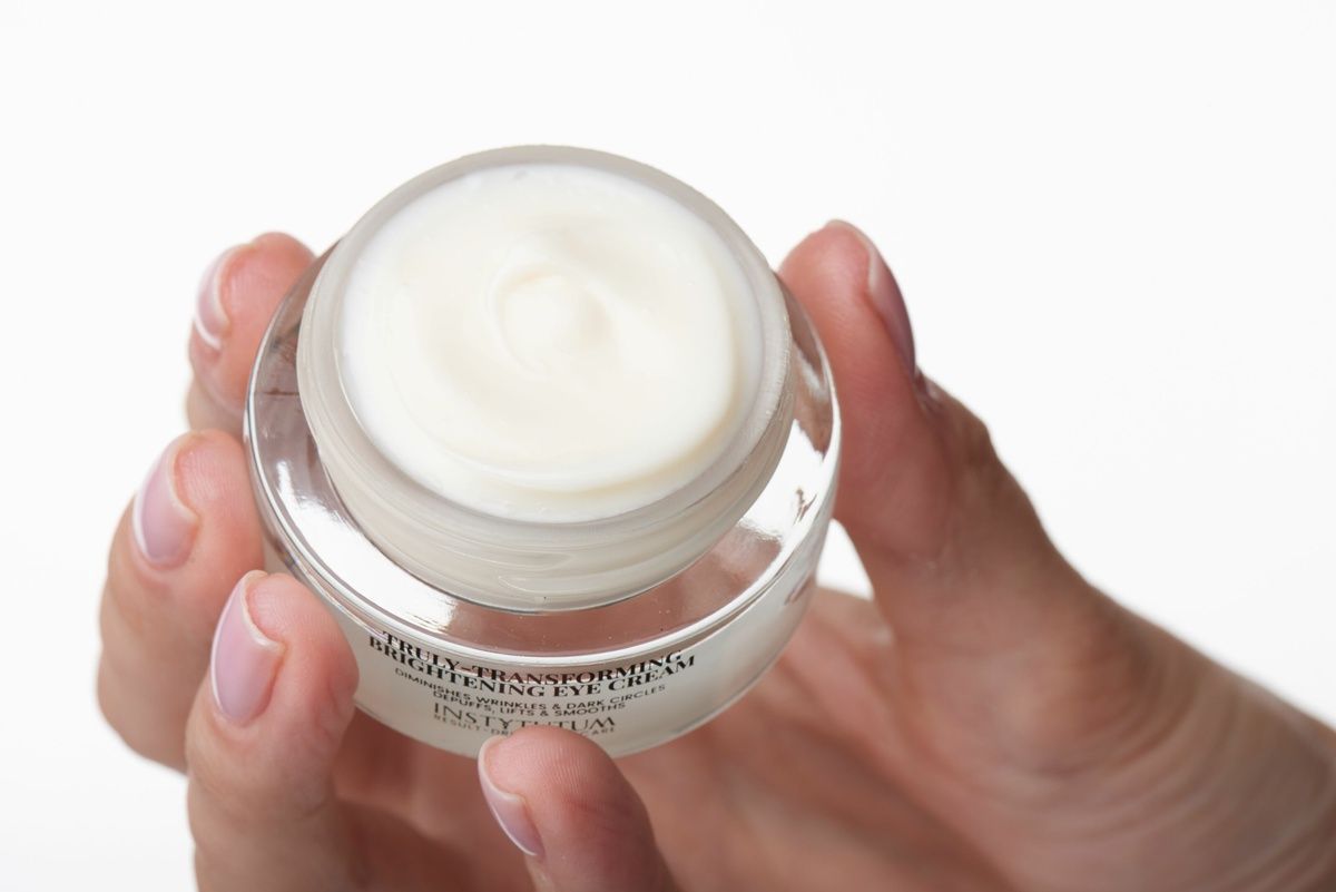 Крем-ліфтинг для повік з освітлювальним ефектом Truly-Transforming Brightening Eye Cream, 30ml MC - 010973 фото
