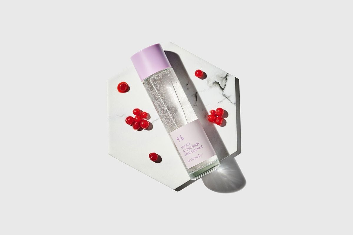 Купити Стартова есенція з ресвератролом та екстрактом журавлини Dr.Ceuracle Vegan Active Berry First Essence 150ml Dr.Ceuracle