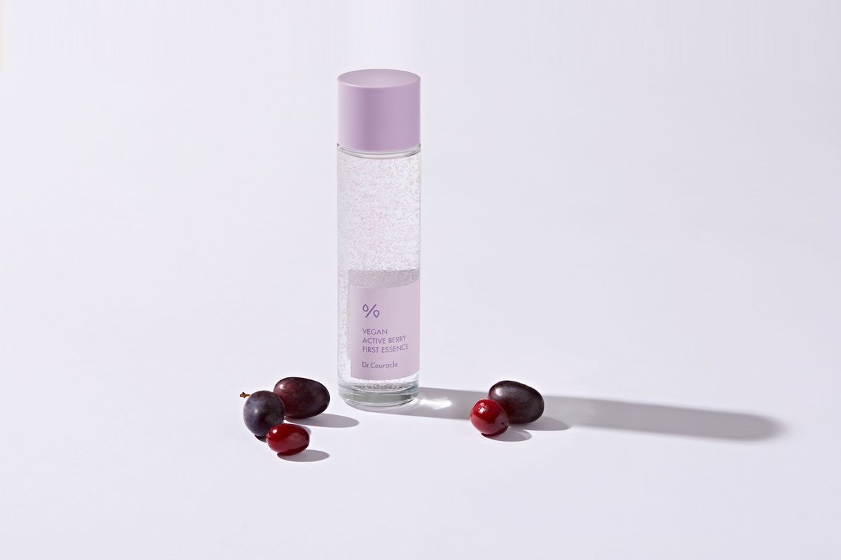 Купити Стартова есенція з ресвератролом та екстрактом журавлини Dr.Ceuracle Vegan Active Berry First Essence 150ml Dr.Ceuracle